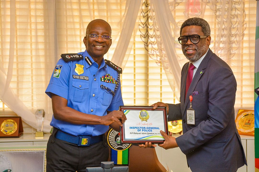 Dg - NLRC (right) reciving the welcome frame from the Ag. IGP (left)